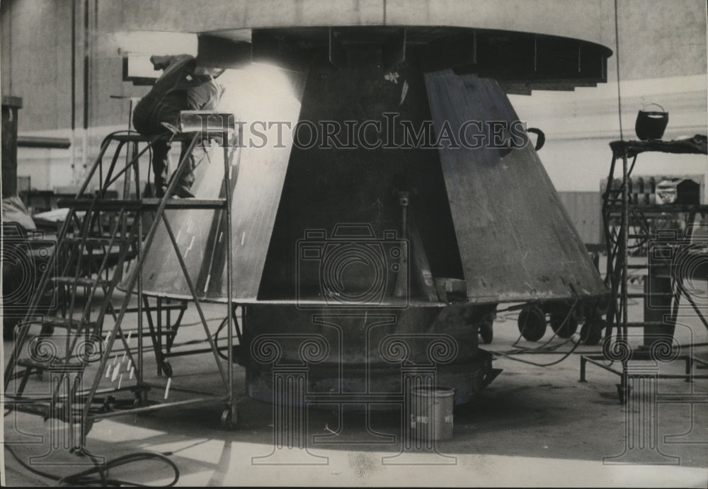 1962 Press Photo Welders work on part of centrifuge for Navy at Hayes Warehouse - Historic Images