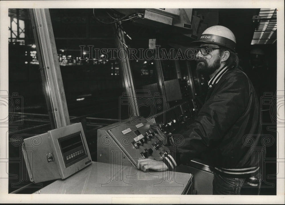 1988 Press Photo USS Seamless Pipe Mill, Gary Boezar, Mechanical Coordinator - Historic Images