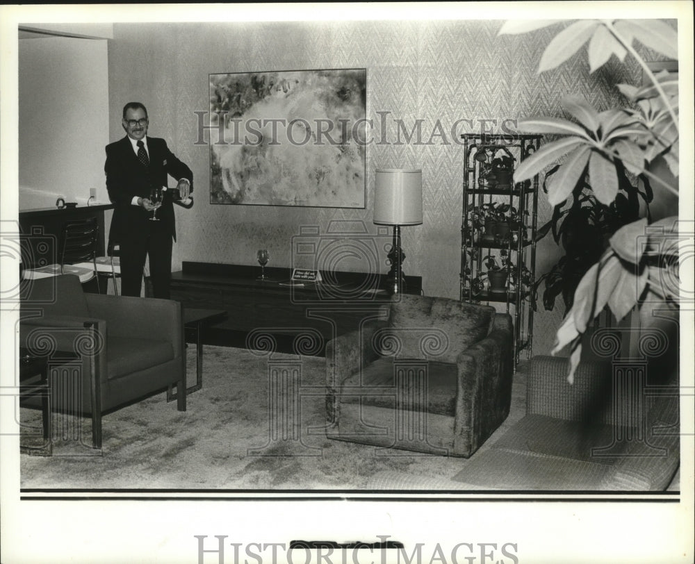 1979 Unidentified person in Hyatt House Presidential Suite, Alabama - Historic Images