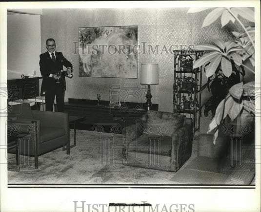 1979 Unidentified person in Hyatt House Presidential Suite, Alabama - Historic Images