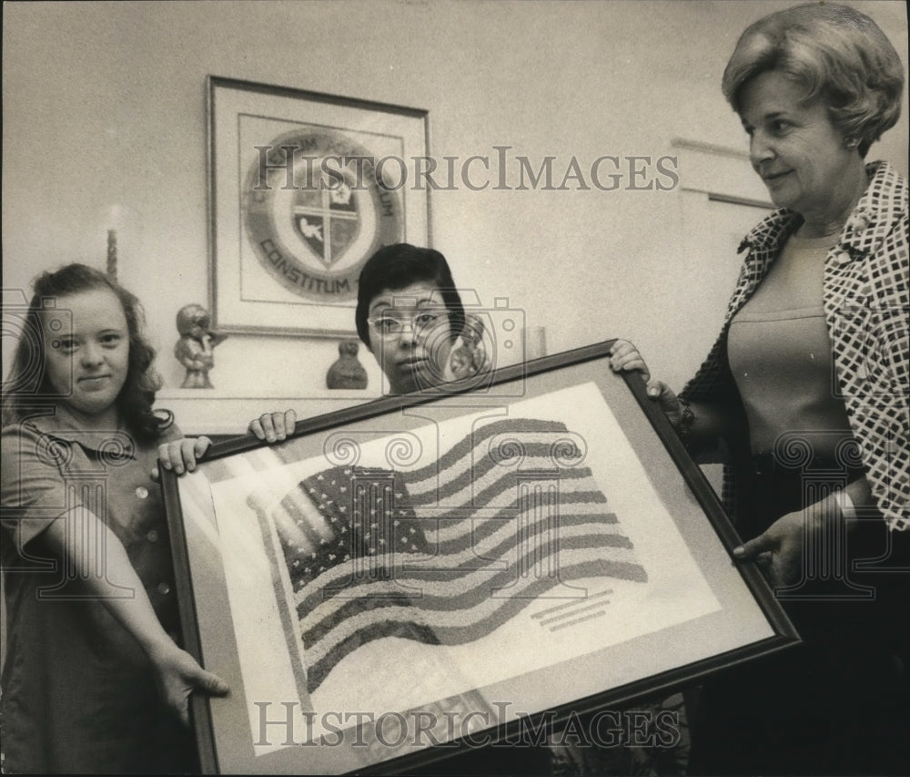 1970 Press Photo Kay Barnard, Mary Rose Nickastro, Mrs. Winton M. Blount, Flag - Historic Images