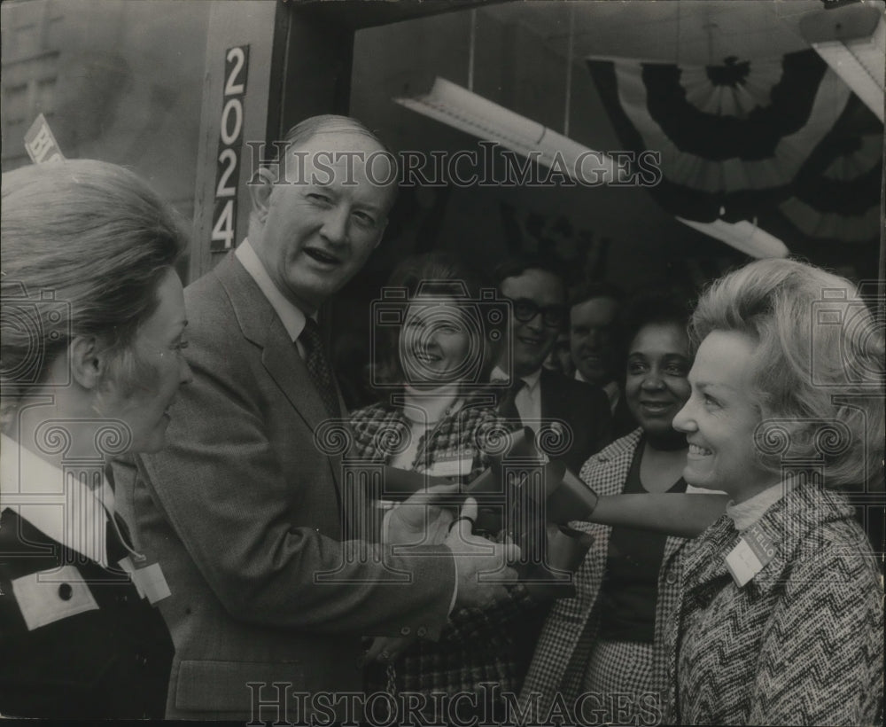 1972 Press Photo Candidate for United States Senate Winton Blount at Ribbon Cut - Historic Images