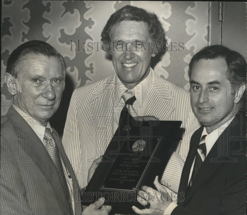 1974 Press Photo John Bloomer with Politician Buchanan and Other at Award Show - Historic Images