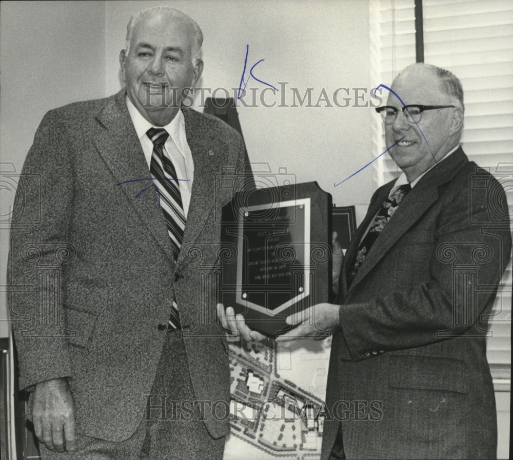 1976 Press Photo Shelby County Commissioner Hoyt Blalock with Other at Awards - Historic Images