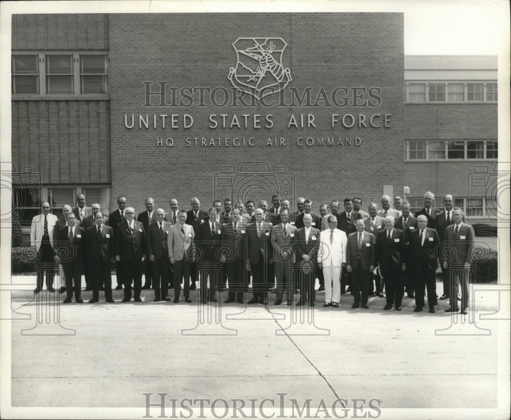 1974 Press Photo Editor John W. Bloomer with Others at Air Force Air Command - Historic Images