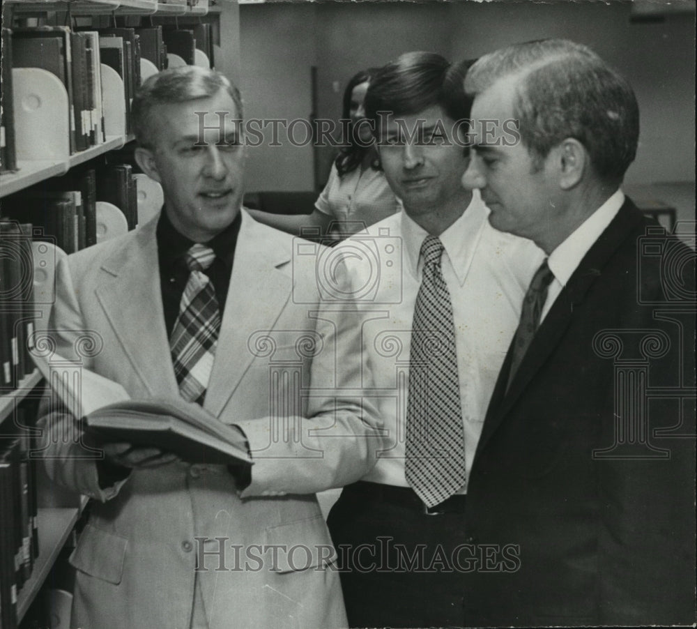 1973 Press Photo Doctor James Wyatt with Others in University of Alabama Library - Historic Images