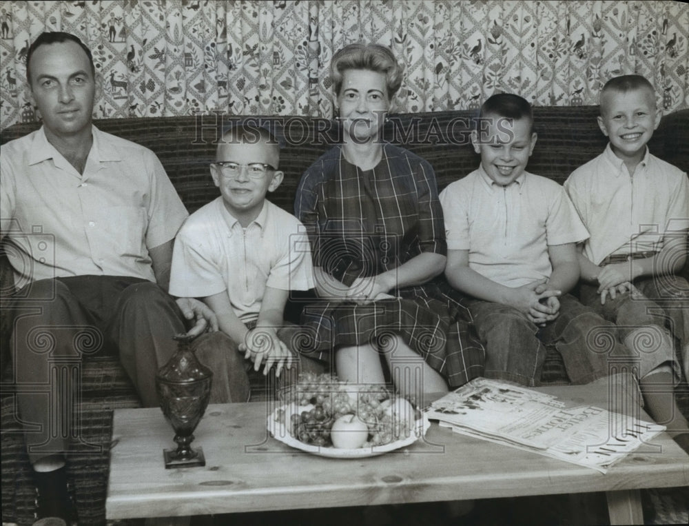 1963 Press Photo E. Doug Wyatt and Family of Shelby County in Living Room Home-Historic Images