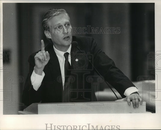 Press Photo Senator Bob Wilson of Jasper debates Senator John Amari in Senate - Historic Images