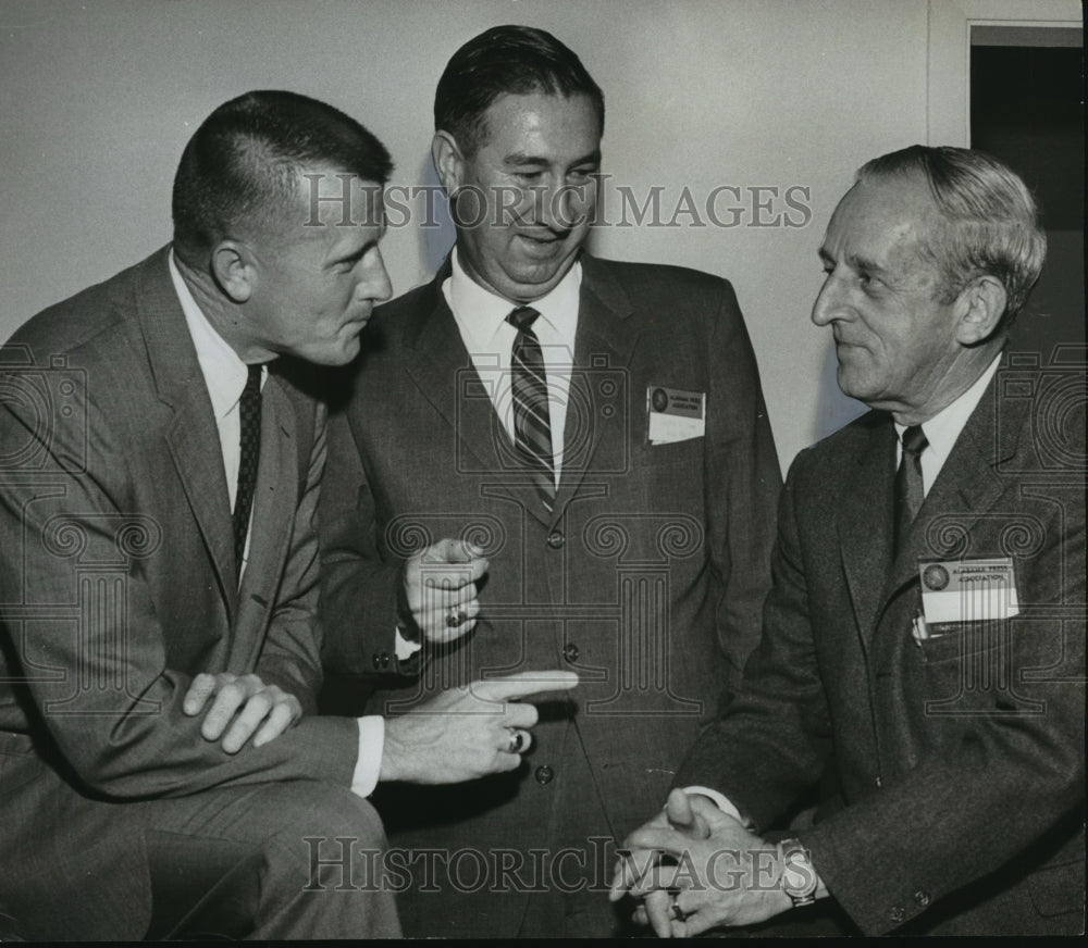 1968 Press Photo Newspaper executives discuss better advertising methods-Historic Images