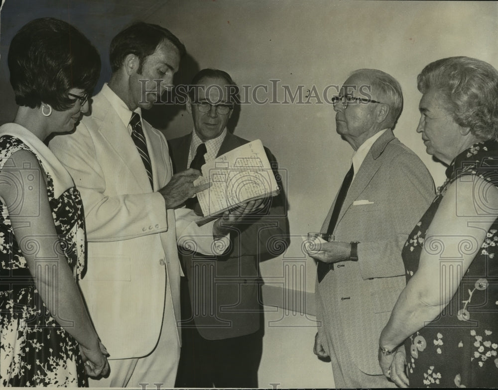 1974 Press Photo Doctor Sidney James Williams with Others after Retirement Party - Historic Images