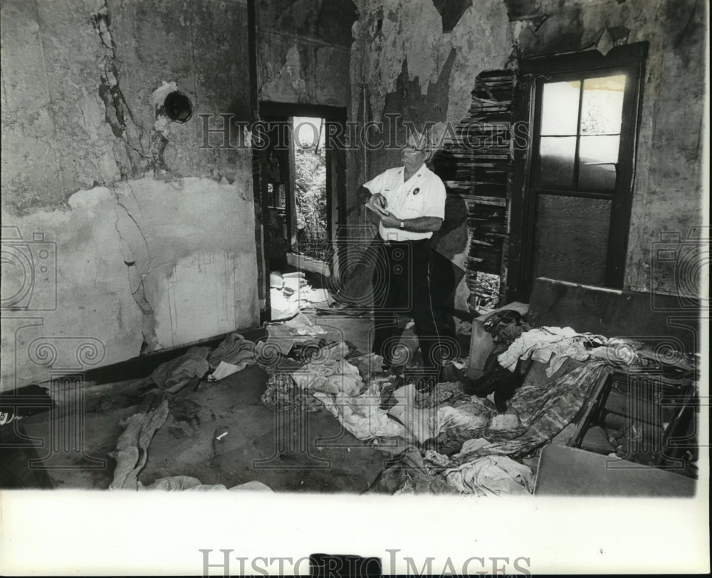 1982 Press Photo Captain Bice Berry inspects home after fire, Birmingham - Historic Images
