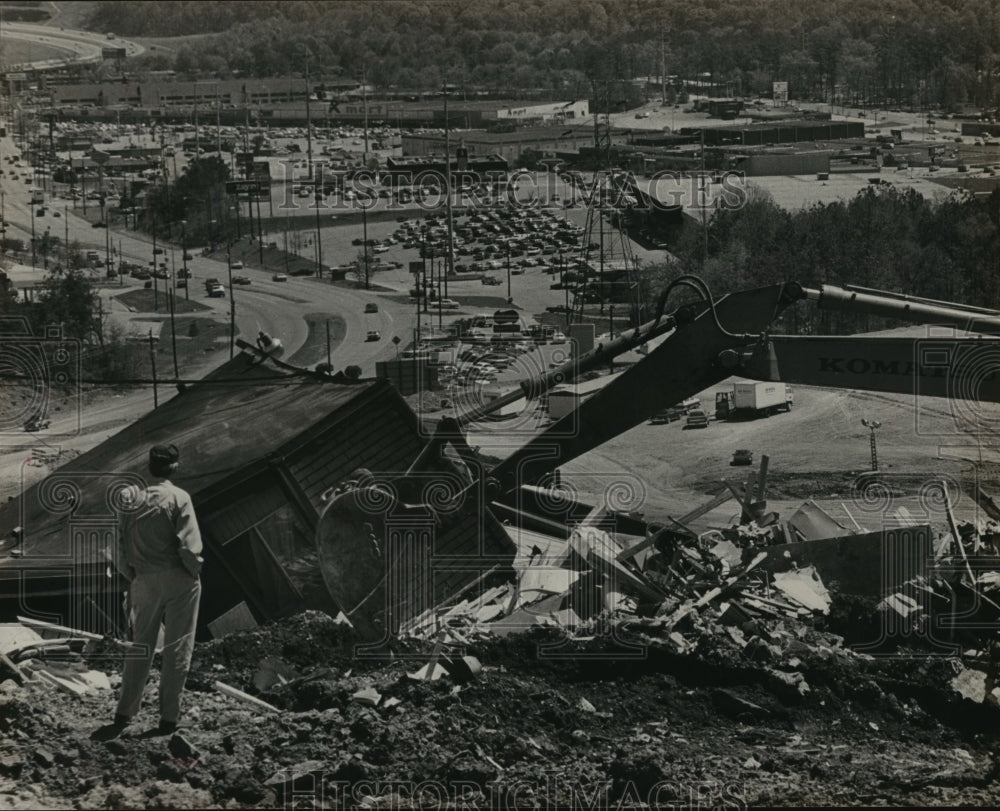 1988 Press Photo bystander watches Mountain View Apartments being destroyed - Historic Images