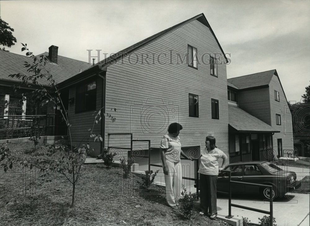 1982 Odell Davis and Jo Helen Ware at Horizon Home, Avondale Park - Historic Images