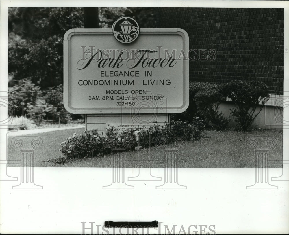 1981 Press Photo Park Towers Condominium Living Sign in Birmingham, Alabama - Historic Images