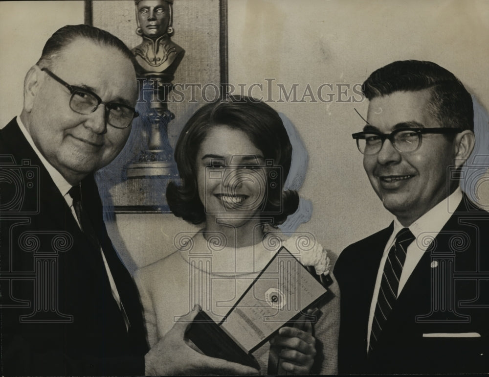 1964 Press Photo Optimist Club members give scholarship to Sara Nell Reynolds - Historic Images