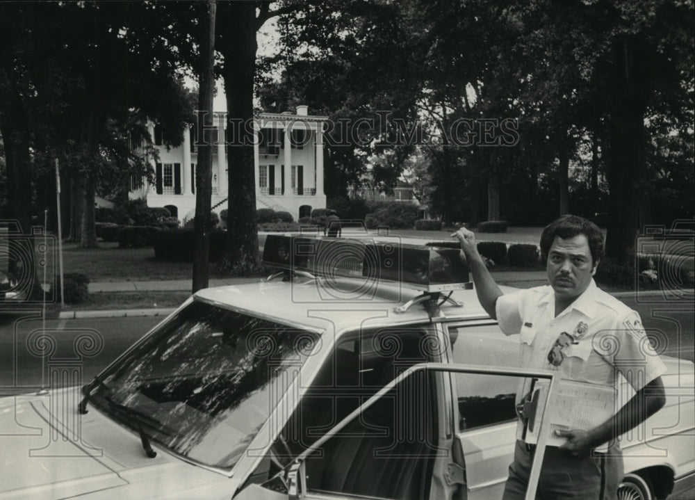 1982 Press Photo Officer Johnson at Scene of Emergency - University of Alabama - Historic Images