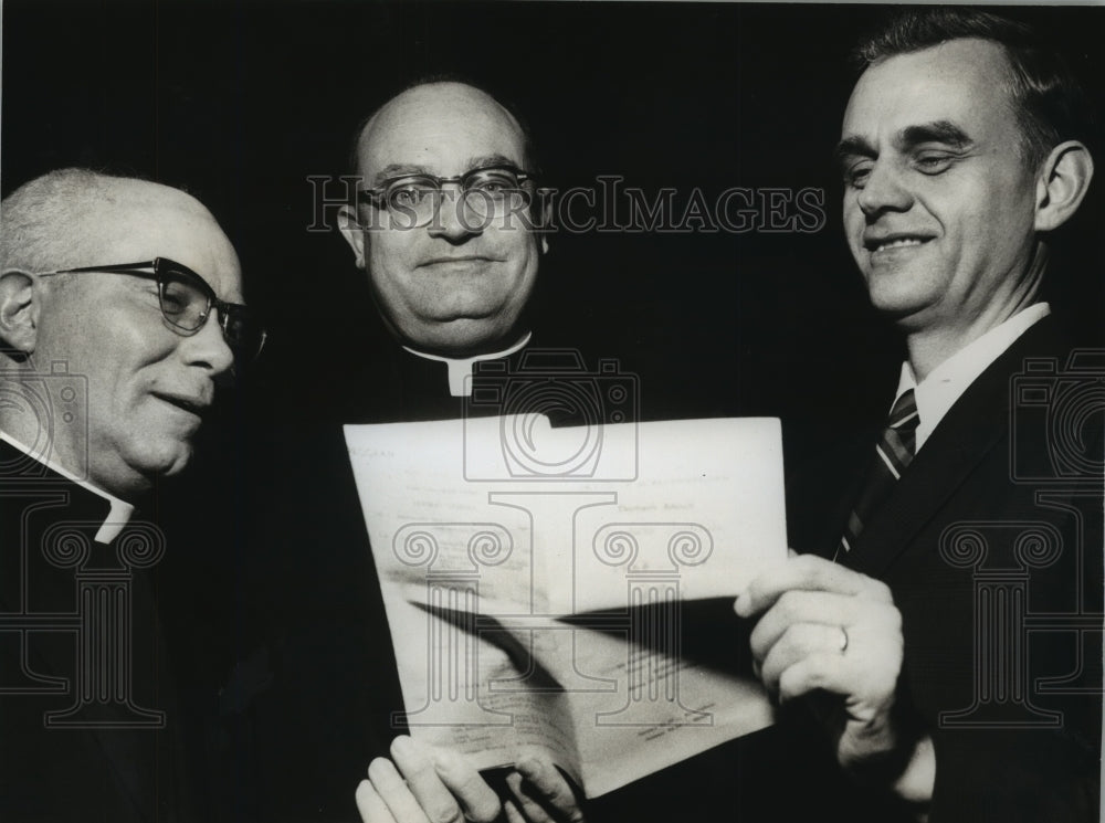 1969 Press Photo Rev. Roman Ulrich of Boys Town at Catholic Teachers Institute - Historic Images