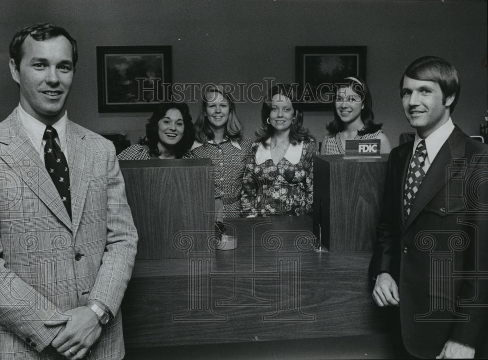 1974 Press Photo Central Bank Brookwood Manager Wayne Turner with Staff in Bank - Historic Images