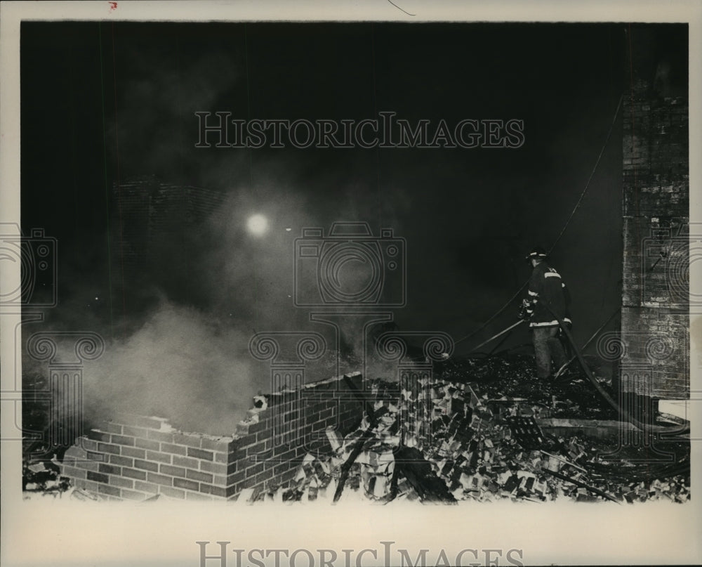 1987 Fire fighter puts out fire at Cedars private club in Birmingham - Historic Images