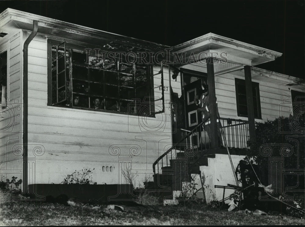 1980 Press Photo House fire on 4th Avenue South in Birmingham - abna23398 - Historic Images