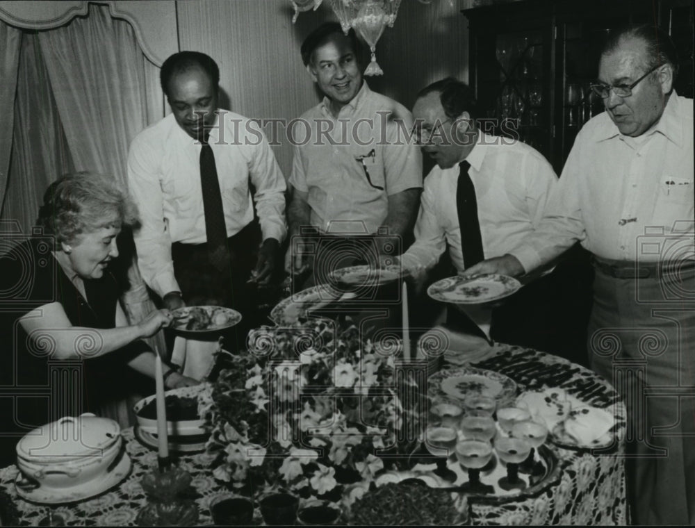 1981 Miss Nina dishes dinner to Birmingham City Council members - Historic Images