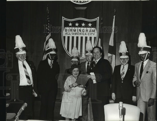 Press Photo Birmingham City Council members wear band hands and present plaque - Historic Images