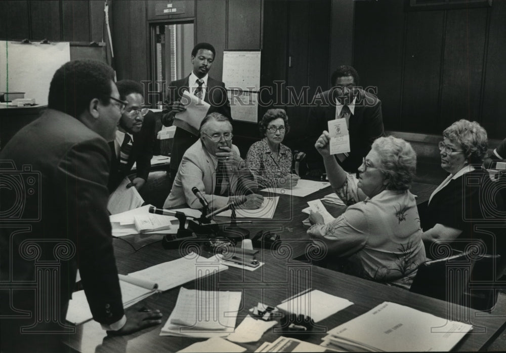 1982 Press Photo Birmingham Officials Hand-Count District 38 Votes - abna23473 - Historic Images