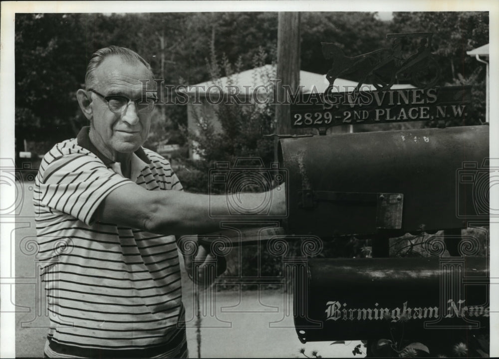 1980 Press Photo Stanley Vines of Center Point Checks Mail - abna23475 - Historic Images