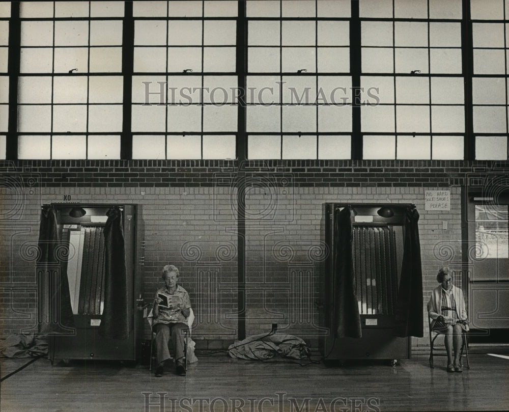 1983 Poll workers at Glen Iris School wait for voters, Birmingham - Historic Images