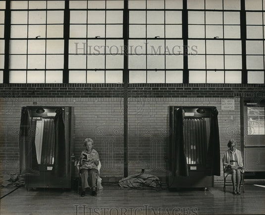 1983 Poll workers at Glen Iris School wait for voters, Birmingham - Historic Images