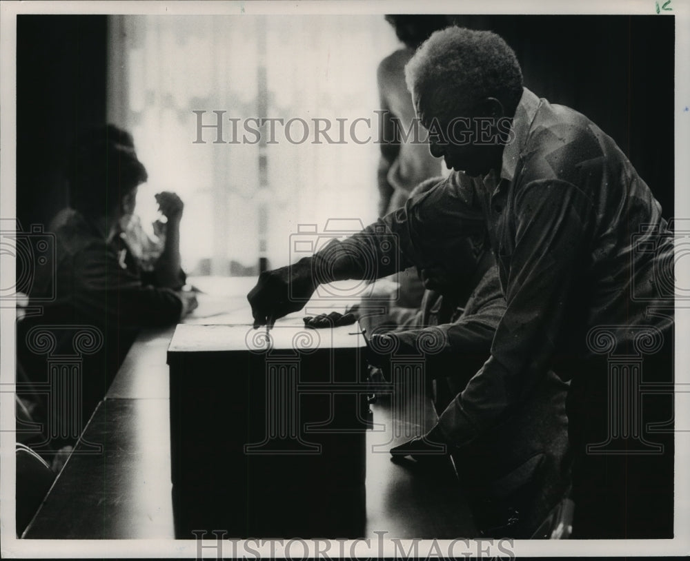 1987 Harvest Williams casts his vote at Dolomite elections, Alabama - Historic Images