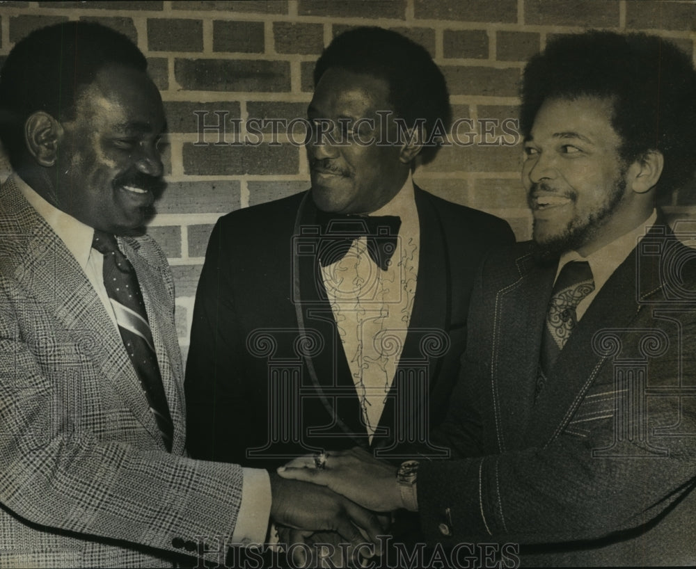 1975 Press Photo Miles College President W Clyde Williams &amp; Alumni Award Winners - Historic Images