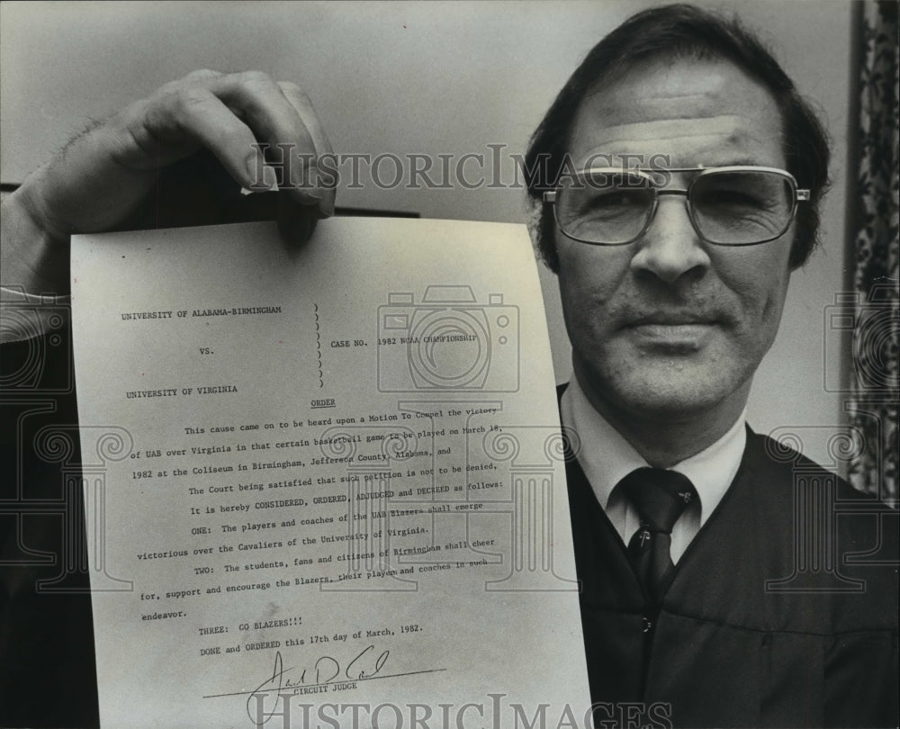 1982 Judge Jack Carl with Letter - Historic Images
