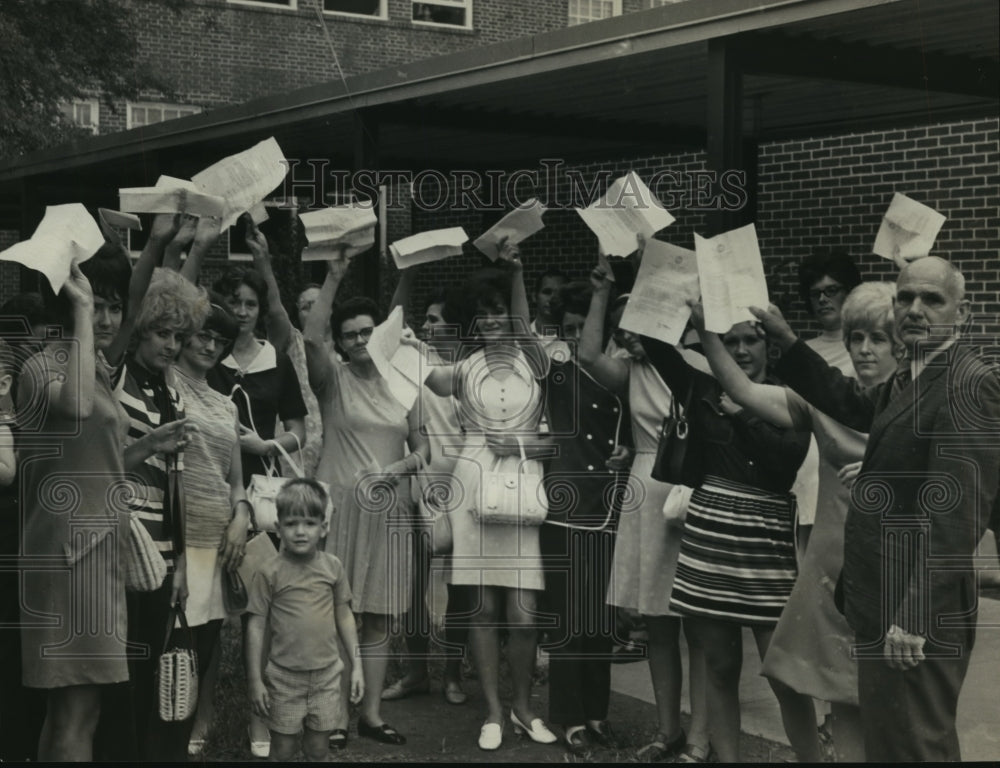 1971 Press Photo Leeds parents show transfer forms from Governor&#39;s office - Historic Images