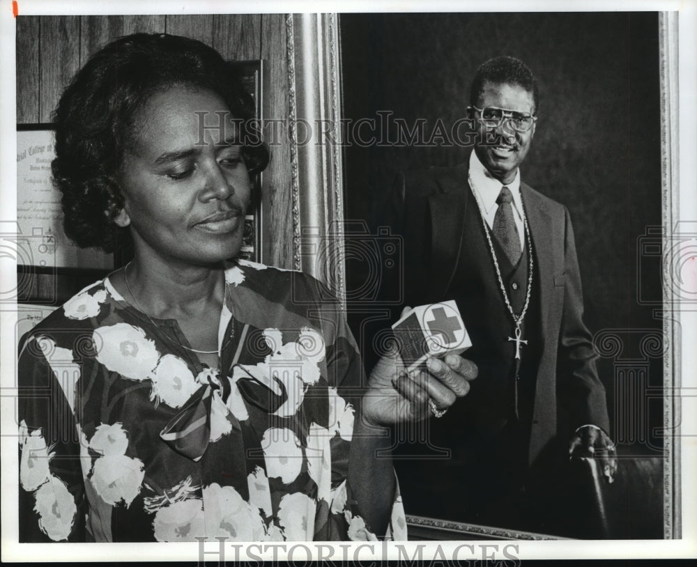 1981 Press Photo Mrs. J. King Chandler holds husband&#39;s last award from Red Cross - Historic Images