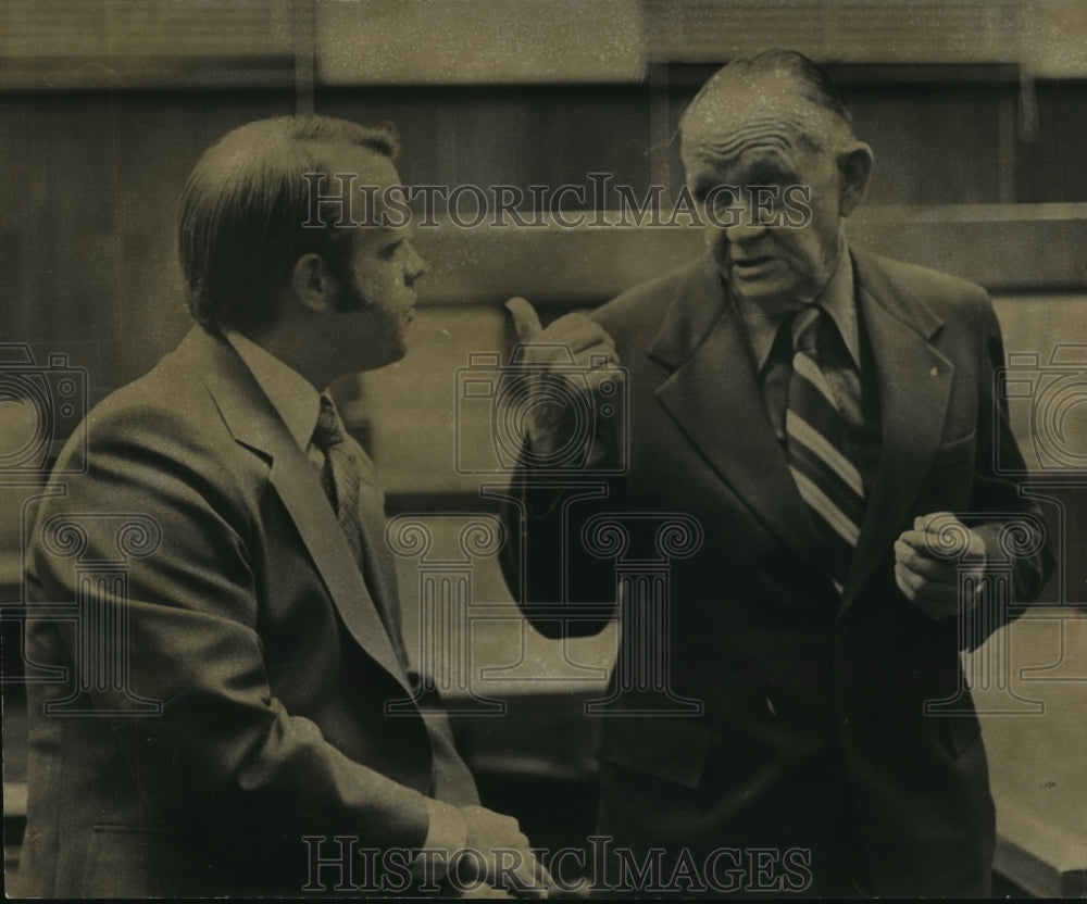 1977 Robert E. Chambliss gestures to his attorney Art Hanes Junior - Historic Images