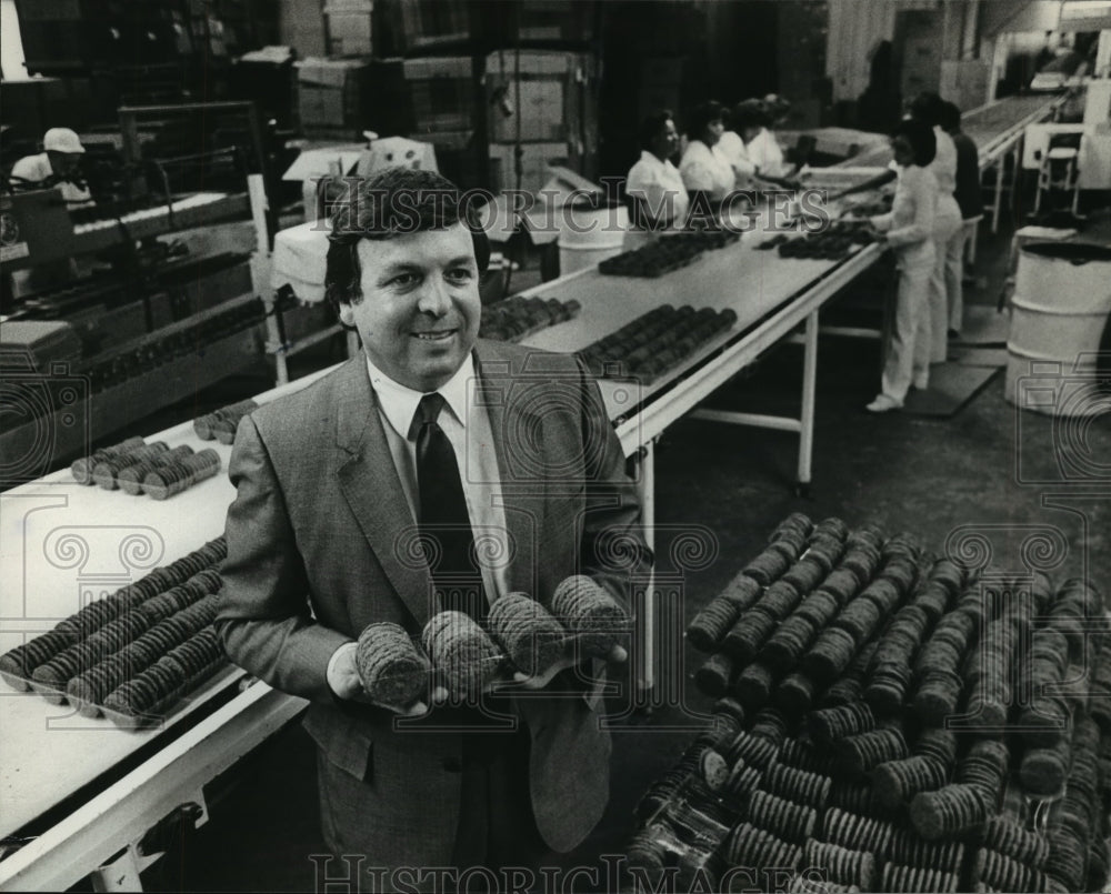 1982 Press Photo Bud Carson of Gregg&#39;s Cookies Holds Package of Pastries - Historic Images