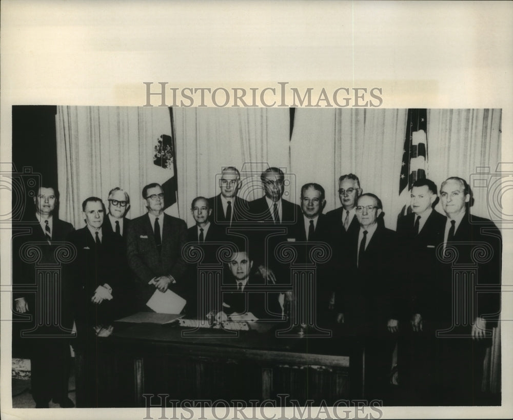 1965 Press Photo Committee of 100 Executive Committee with Governor Wallace - Historic Images