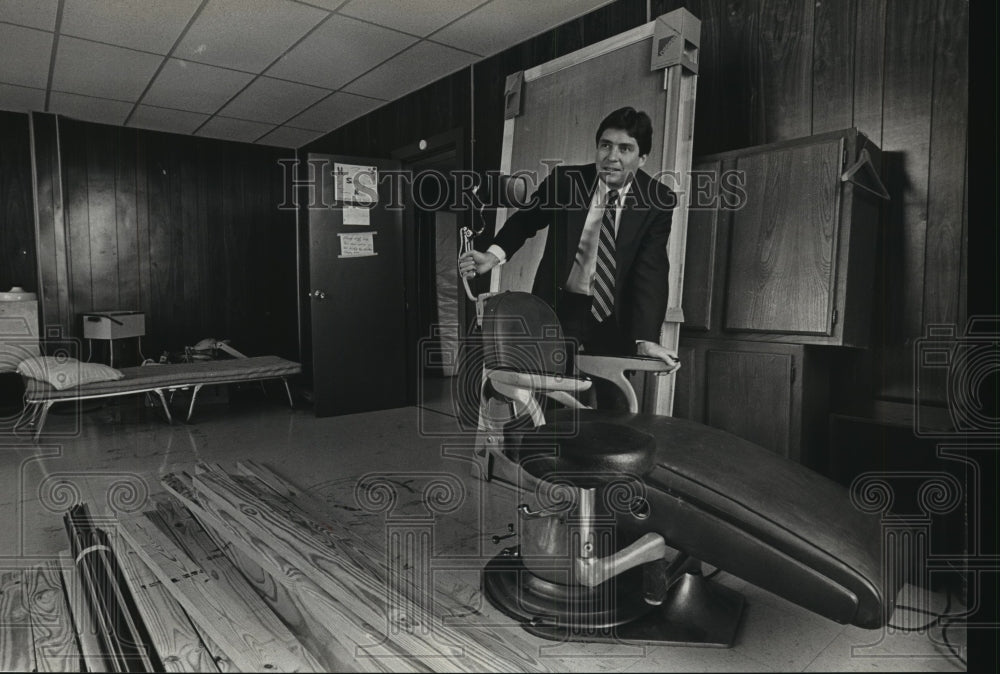 1984 Dr. Wallace gets dental chair donated for clinic,  Alabama - Historic Images