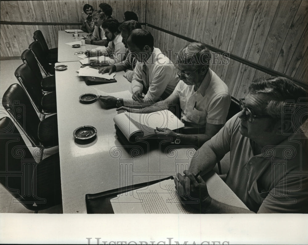 1983 Birmingham, Alabama City Employees waiting on Mayor's Men - Historic Images