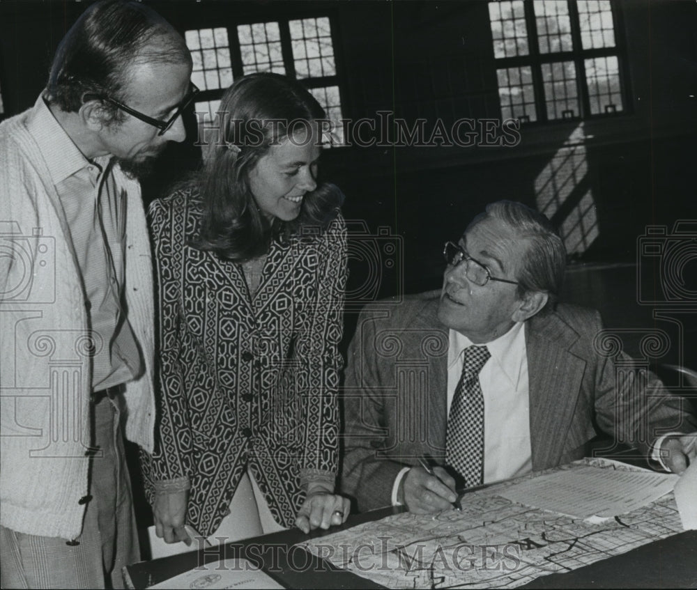 1974 Press Photo Mr. and Mrs. Carey Donaldson and official Howard Covington - Historic Images