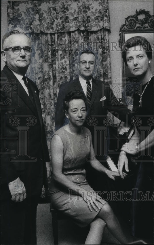 1966 Press Photo Dr. and Mrs. Upchurch Entertain Guests for Weekend, Alabama - Historic Images