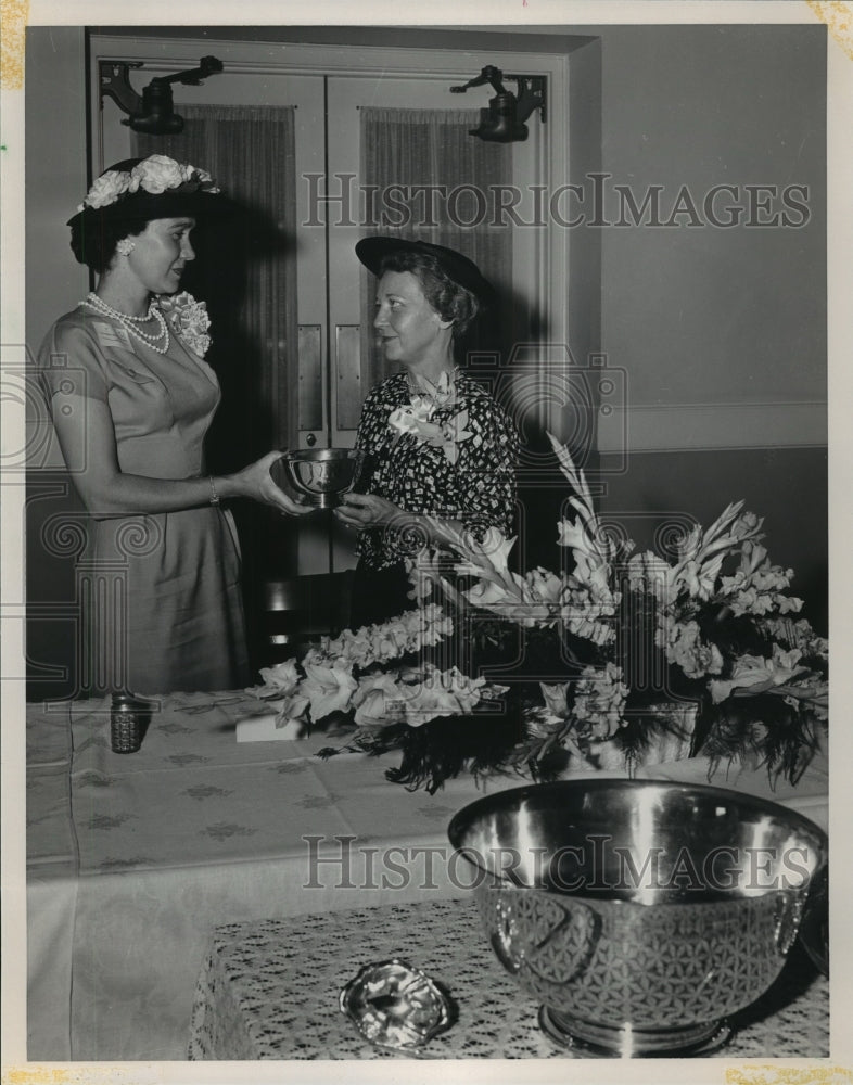 1958 Press Photo Alyce Walker, Judson College and guest, Alabama - abna23790 - Historic Images