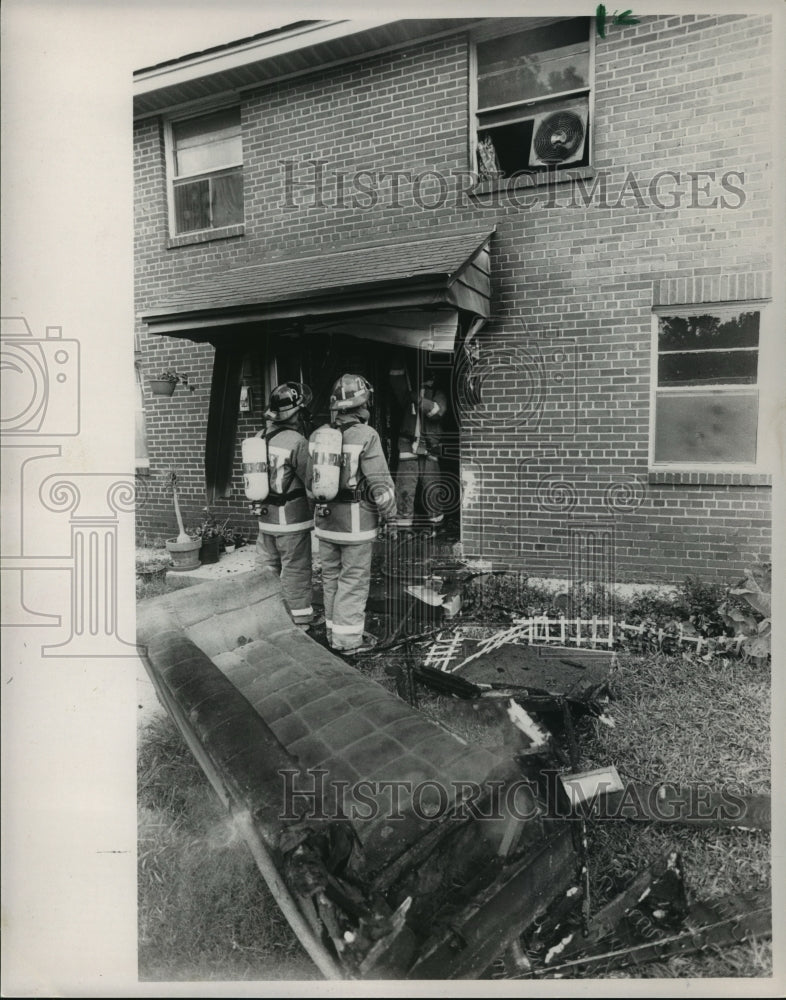 1988 Press Photo Firemen finish putting out a fire in a Birmingham apartment - Historic Images