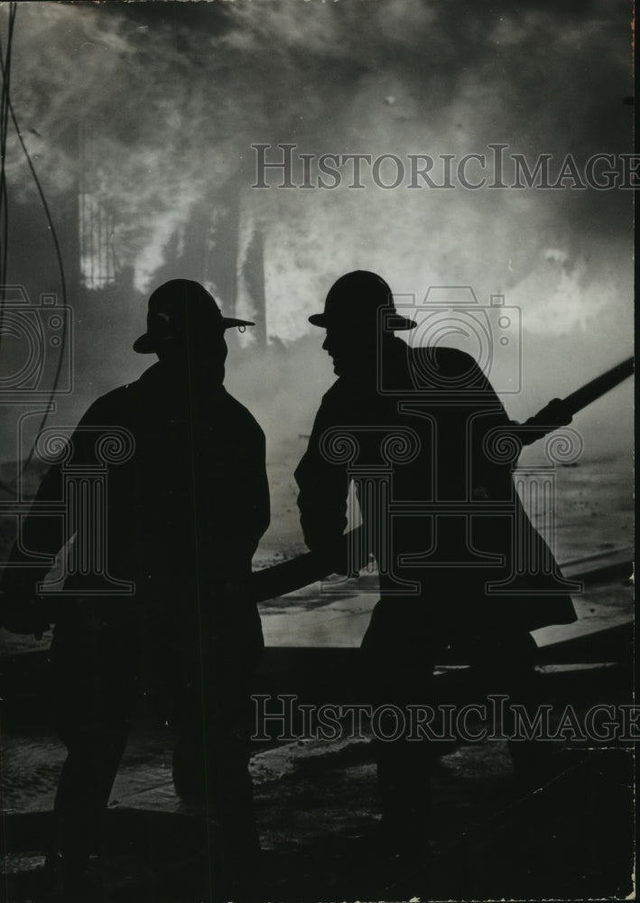 1972 Press Photo Firemen silhouette by flames beneath 21st street viaduct - Historic Images