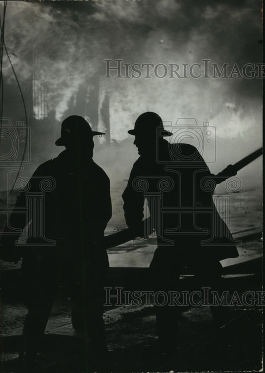 1972 Press Photo Firemen silhouette by flames beneath 21st street viaduct - Historic Images