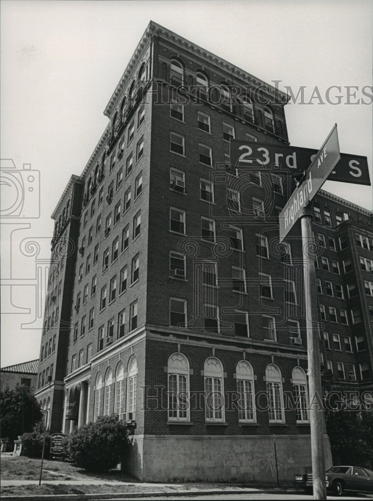 1986 Highland Avenue Highland Plaza Apartment Building in Birmingham - Historic Images