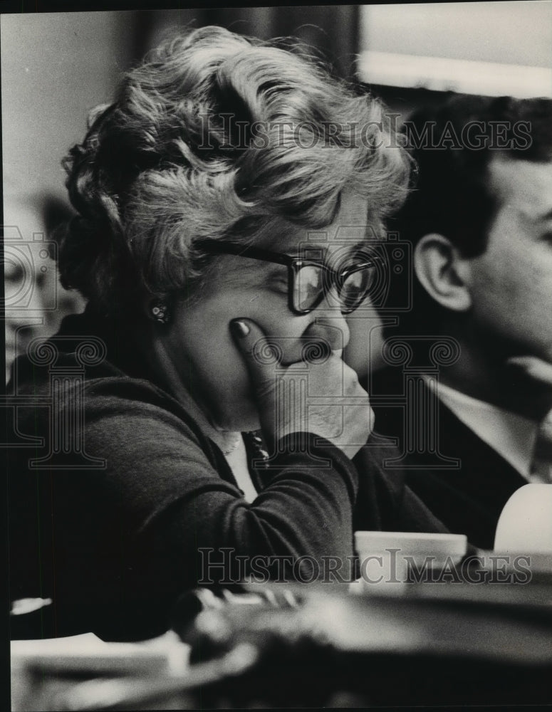 1984 Press Photo Nina Miglionico listens about Flight facility, Birmingham - Historic Images