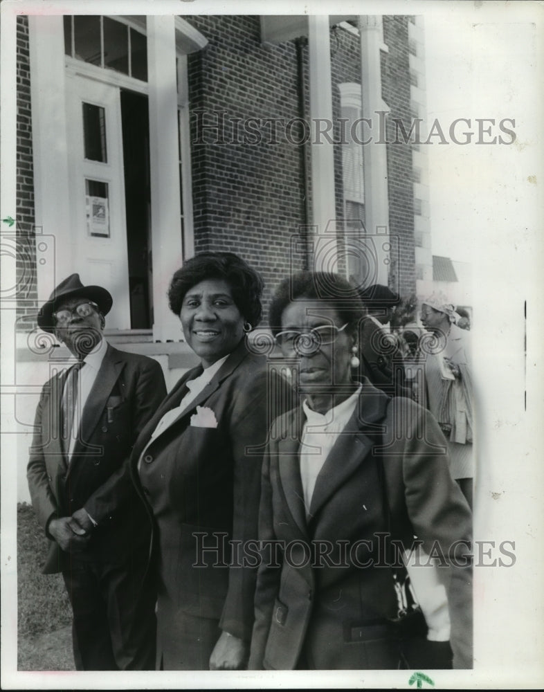 1981 Mrs. Wilder and Bozeman at Pickens County Courthouse, Alabama-Historic Images