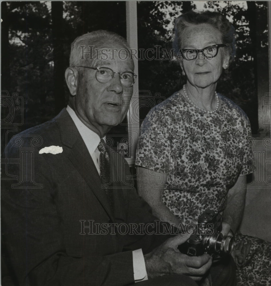 1969 Press Photo Mr. and Mrs. Charles Zukoski Junior are seasoned travelers - Historic Images